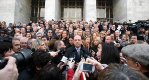 I parlamentari del Pdl davanti al tribunale di Milano. Alfano: "Intervenga il Colle"