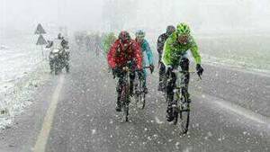 Ciolek gela Sagan nella Sanremo dimezzata dalla neve 