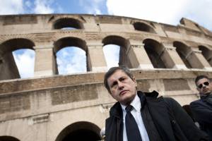 Il sindaco di Roma Gianni Alemanno al Colosseo