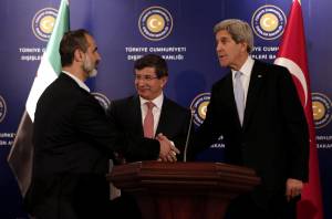 Istanbul, stretta di mano tra John Kerry e Moaz Al-Khatib (Cns)