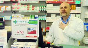 Dietro il banco non solo medicine