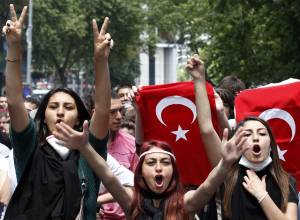 Turchia, due morti in piazza Erdogan: non è una Primavera