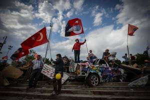 Istanbul, bulldozer in azione. Parlamento Ue: basta violenze. Ma Erdogan non ci sta