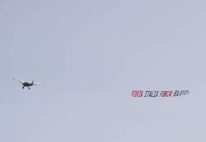 Aereo con striscione pro-Berlusconi nel cielo lucchese