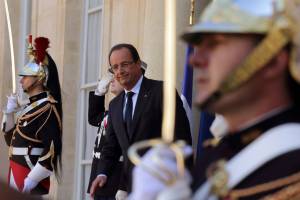 Hollande, il "pacifinto" che predica l'amore  ma poi fa la guerra