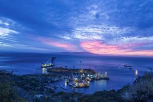 Giglio, conclusa la rotazione della Costa Concordia: la nave è in piedi