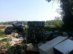 Se questa è Milano: i rom trasformano il parco in discarica