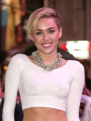 Miley Cyrus presenta il nuovo album con stelline sui capezzoli