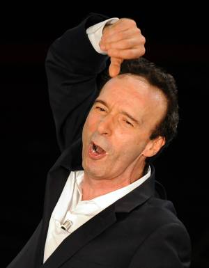 Roberto Benigni sul palco del teatro Ariston