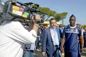 Ancora polemiche su Balotelli. Senatrice del Pd: "È un imbecille" 