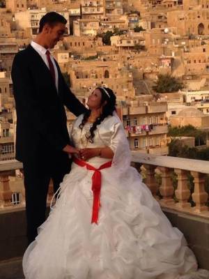 Sei metri di abito, si sposa l'uomo più alto del mondo