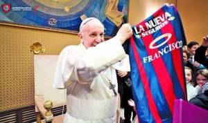 Papa Francesco con la maglia del San Lorenzo