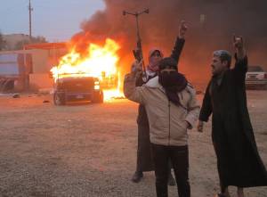 Un gruppo di fondamentalisti brucia un'auto della polizia