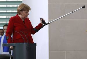 Merkel, incidente sugli sci: cade e si frattura il bacino