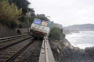 Liguria, treno deragliato. Il procuratore: "La frana opera dell'uomo, non del fato"