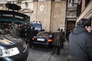 Lancio di uova all'arrivo di Berlusconi