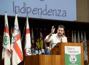 Salvini avverte Renzi: "Se mette un'altra tassa andiamo a Roma coi bastoni"