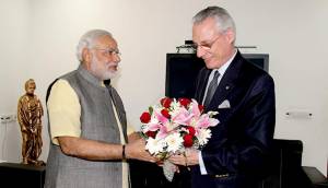 Il candidato premier indiano Narendra Modi e l'ambasciatore italiano Mancini