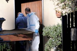 Brugherio, trova madre accoltellata e padre impiccato in casa