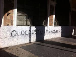 Scritte negazioniste comparse sui muri di Roma negli ultimi giorni