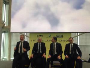 Maroni, Pisapia, Nerio Alessandri e Giuseppe Sala seduti sulle "bowls" di Technogym