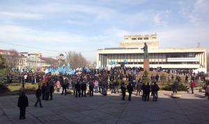 E i filorussi fanno la guardia alle statue di Lenin