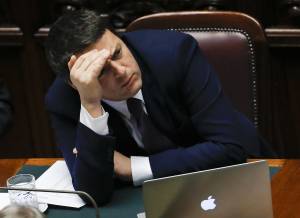 Renzi con il computer sui banchi del governo