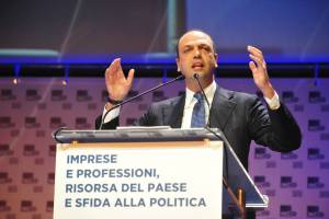 Alfano si incatena alla poltrona: "Niente voto nemmeno nel 2015"