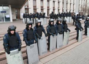 Poliziotti ucraini difendono il palazzo di Donetsk sgomberato