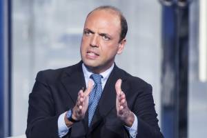 Alfano: "Taglio delle tasse senza precedenti, niente derby Irap-Irpef"