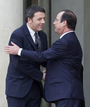 Hollande fa i complimenti a Renzi per la cravatta E lui: "C'est di Gucci"