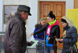 Crimea, in fila ai seggi per uscire dall'Ucraina