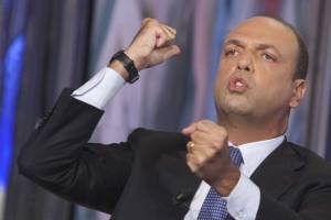 Alfano: "Stop a saccheggi e violenze o chiudo il centro di Roma"