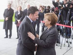 La Merkel promuove Renzi: "Veramente impressionata dai suoi progetti"