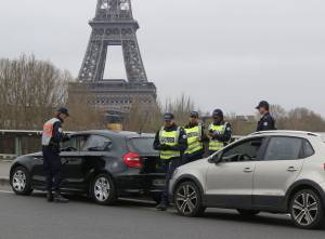 Parigi, trovati quattro bambini segregati in casa dai genitori