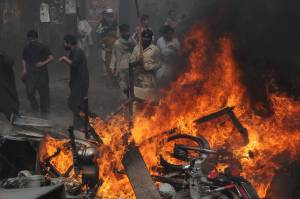 Un momento del linciaggio a cui è stata sottoposta la comunità cristiana di Lahore