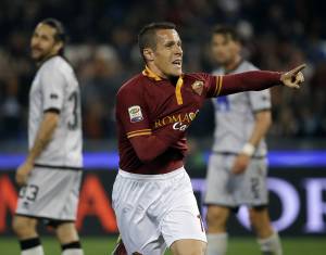 Rodrigo Taddei esulta dopo il gol