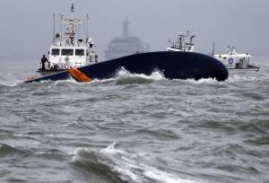 Navi impegnate nelle operazioni di salvataggio attorno alla Sewol