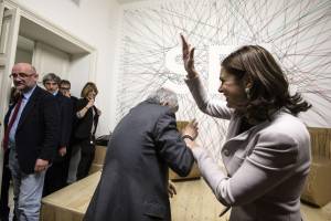 Laura Boldrini picchia (per scherzo) Nichi Vendola