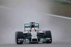 Gp Cina, Hamilton show: pole e tempo da record