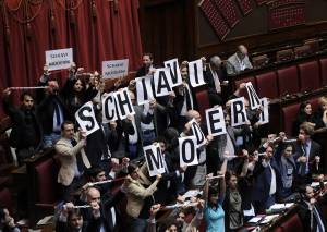 Dl lavoro, sì dalla Camera. Ancora proteste dal M5S