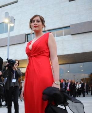 La Boschi rosso fuoco con l'abito scollatissimo