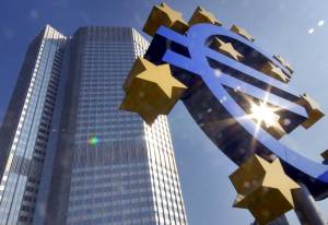 Anche la Bce lo ammette: l'introduzione dell'euro ha impoverito gli italiani