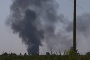Fumo sale dal luogo dello schianto dell'elicottero ucraino