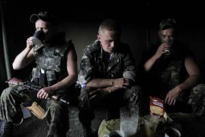 Soldati ucraini a un posto di blocco fuori da Sloviansk