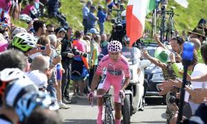 Quintana "onora" la sua presa in Giro. Ma lo show è di Aru