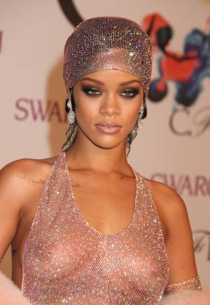 Il nude look di Rihanna che fa girare la testa