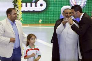 Iran in partenza per i Mondiali. I giocatori baciano il Corano