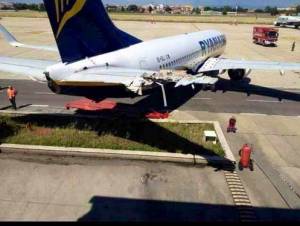 Ciampino, aereo in sosta urta un edificio dei Vigili