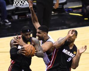 Nba, LeBron James è onnipotente. Miami passa a San Antonio e pareggia